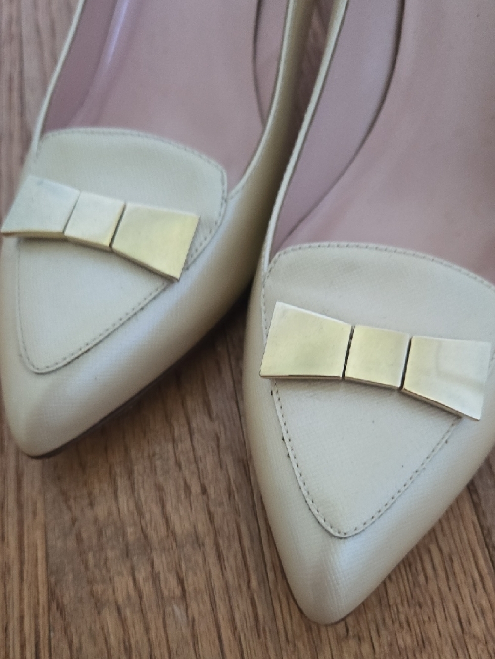 Kate Spade Pointed Toe Bow Pumps in Patent Cream 7.5 - Picture 4 of 8